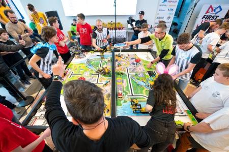 FLL ekipa SuperJufke in brihtne buče odšla na svetovno prvenstvo FLL v Avstralijo 1
